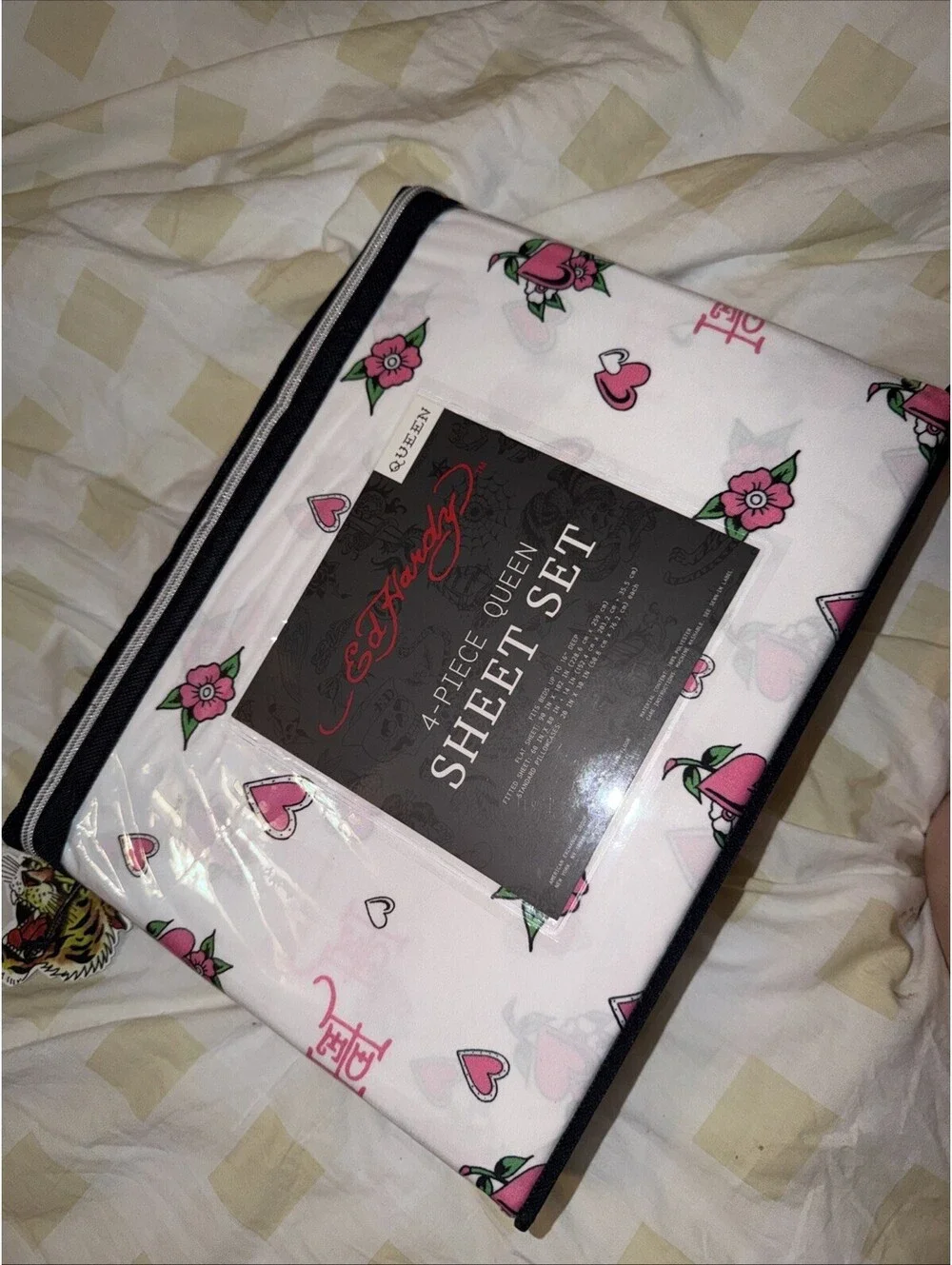 EXCLUSIVE!! ED HARDY Pink/white Hearts Flowers 4PC SHEET SET QUEEN